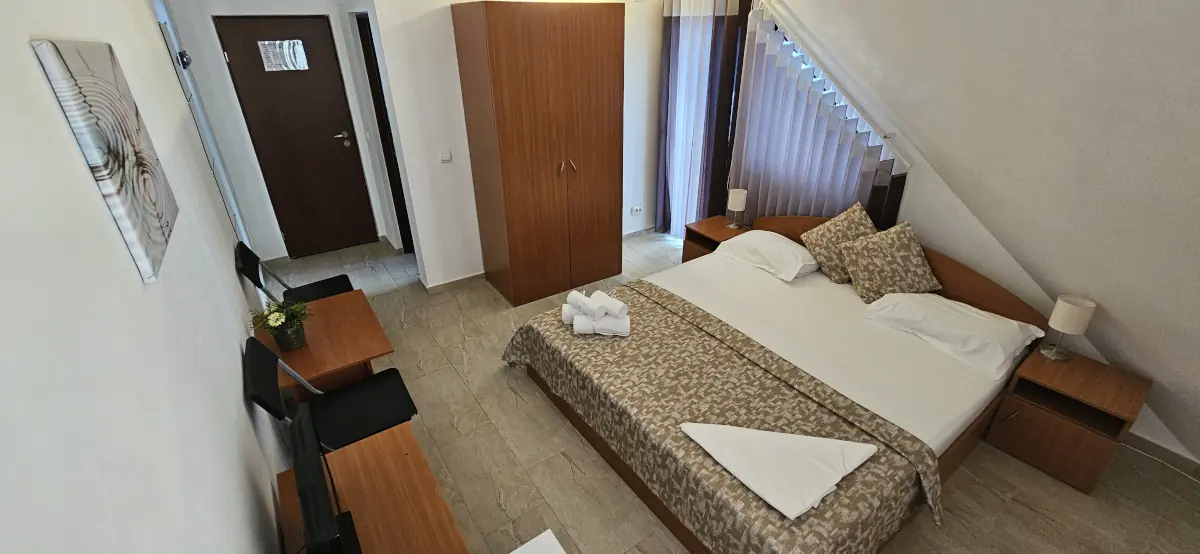 Pensiunea-Iubesc-Marea-camera-dubla-etaj-doi-vedere-dreapta