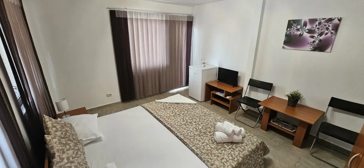 Pensiunea-Iubesc-Marea-camera-dubla-etaj-unu-vedere-stanga