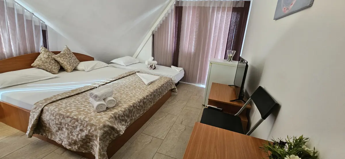 Pensiunea-Iubesc-Marea-camera-tripla-vedere-intrare-jaluzele-inchise