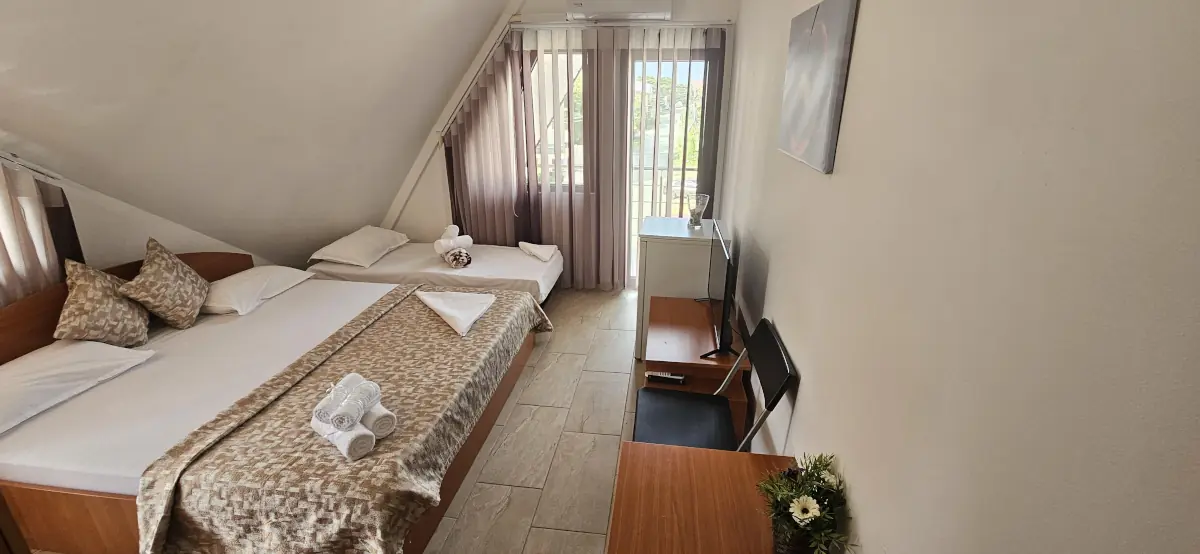 Pensiunea-Iubesc-Marea-camera-tripla-vedere-intrare