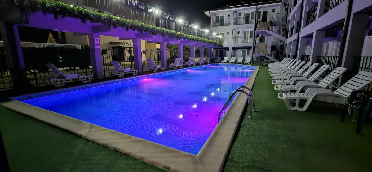 Vila-Aproape-de-Mare-by-Iubesc-Marea-vedere-exterior-noaptea-piscina-incinta-intrare