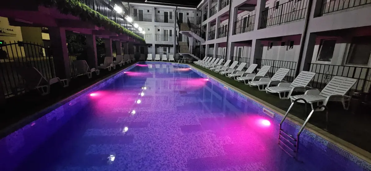 Vila-Aproape-de-Mare-by-Iubesc-Marea-vedere-exterior-noaptea-piscina-incinta-lungime