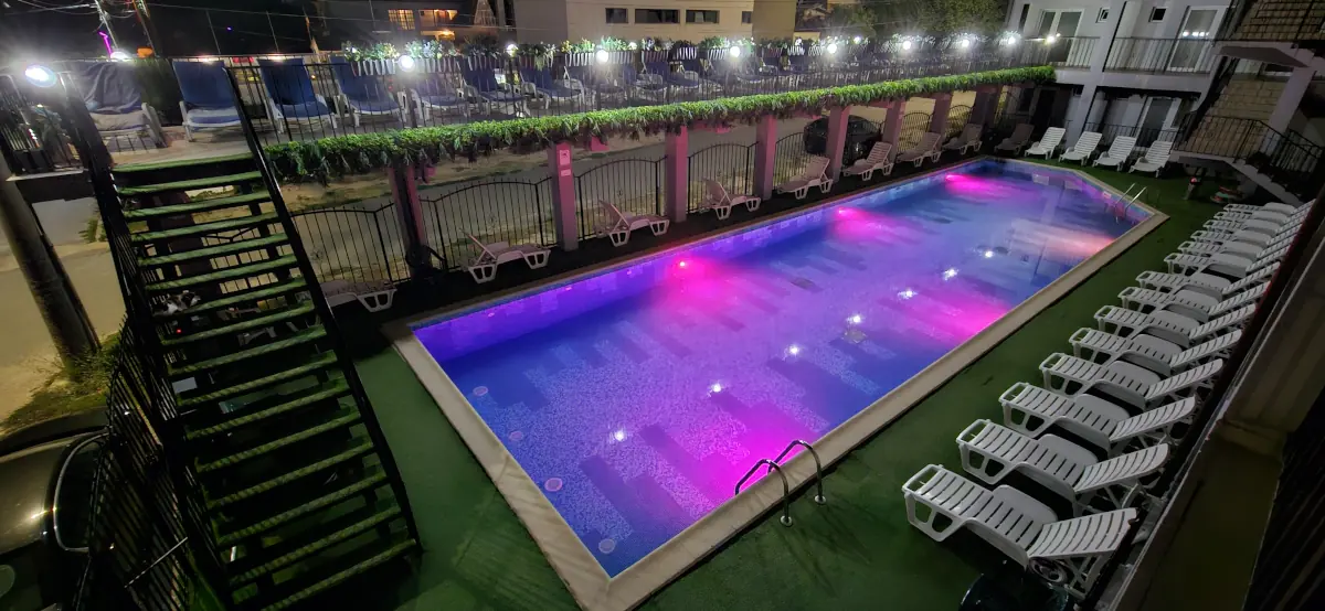 Vila-Aproape-de-Mare-by-Iubesc-Marea-vedere-piscina-exterior-noaptea-incinta-ansamblu